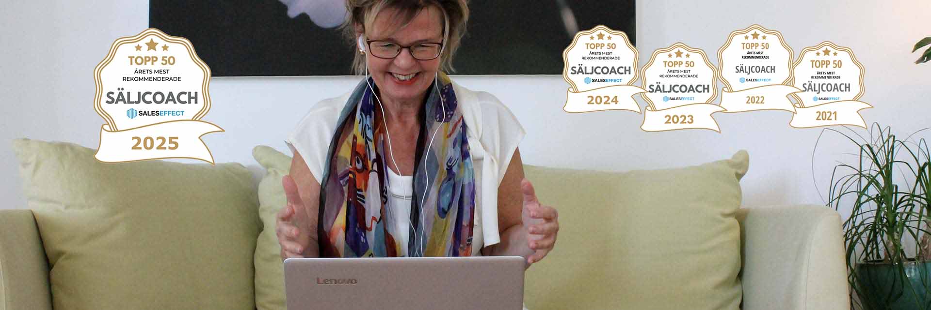 Hanna Plymouth coachar digitalt på väggen bakom medaljer som visa utmärkelsen bästa säljcoach